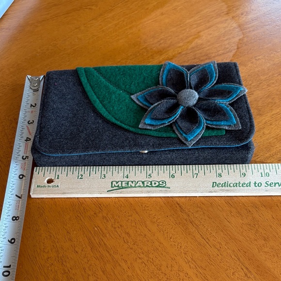 NWT Shiraleah Grey Wool Felt Clutch-Green & Blue Floral Applique,  Blue Lining - Picture 8 of 10